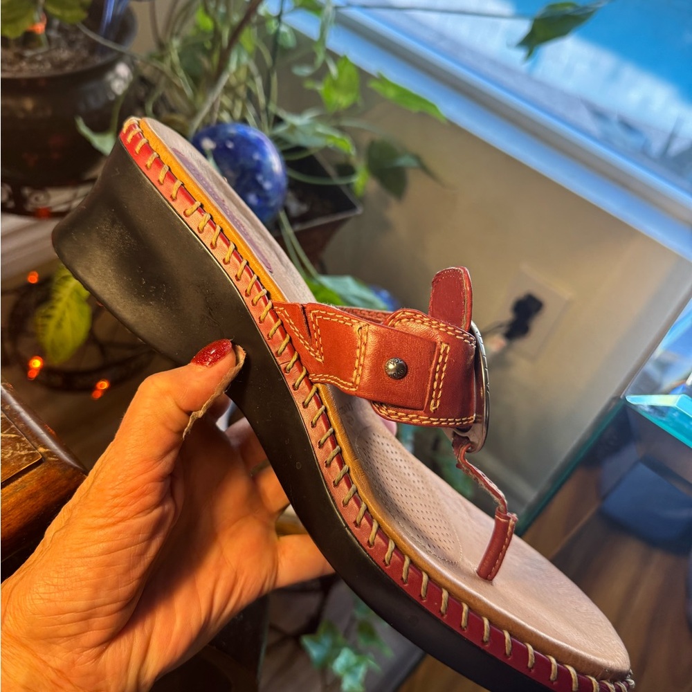 Minnetonka Women's Ref and Tan Sandals - Picture 9 of 13